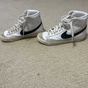 Nike women’s blazers mid ‘77 White and Black High-Top Sneakers